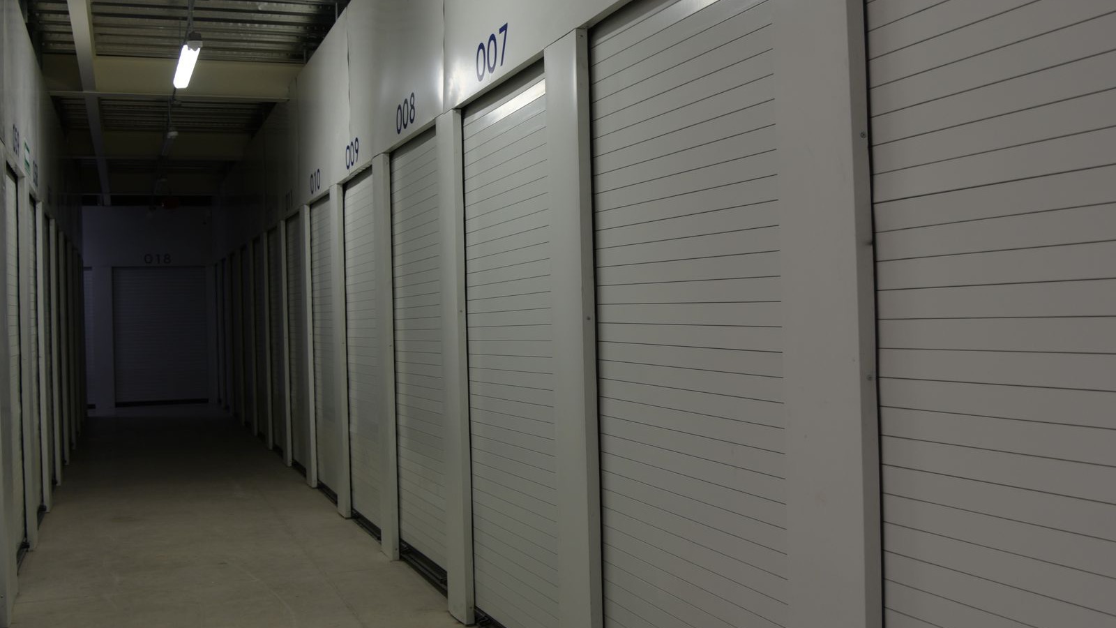 Pasillo de bodegas grandes en planta baja