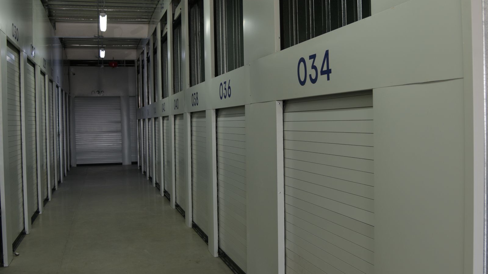 Pasillo de lockers y bodegas pequeñas numeradas