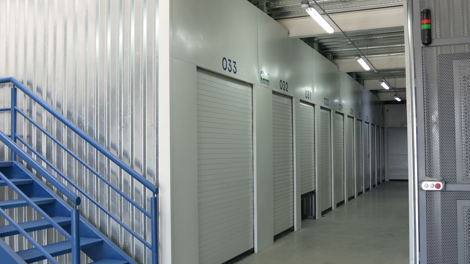 Estructura de dos pisos con escaleras